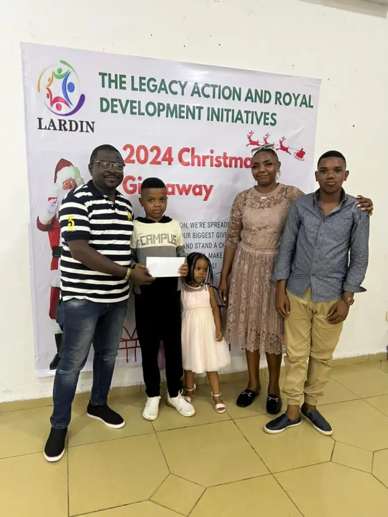 LARDIN’s Christmas Giveaway Party